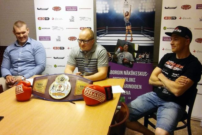 Pirkka Suksi, Markus Lammi ja Mathias Eklund ovat mukana Grande Finale -nyrkkeilytapahtuman järjestelyissä, ja Suksi sekä Eklund myös ottelevat tapahtumassa, joka järjestetään WsArenalla 16. syyskuuta. Kuva: Henri Pohjala