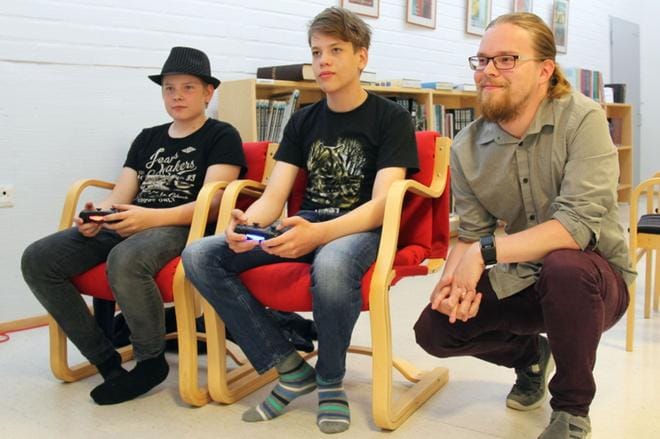 Kauhavan kirjastotoimenjohtaja Taneli Kolppanen (oik.) on halunnut houkutella kirjastoon uusia kävijöitä. Rami Hautamäki ja Jonne Hietala kokeilevat laitteita kirjastolla kesällä 2017. ARKISTOKUVA: AKSELI KANGAS