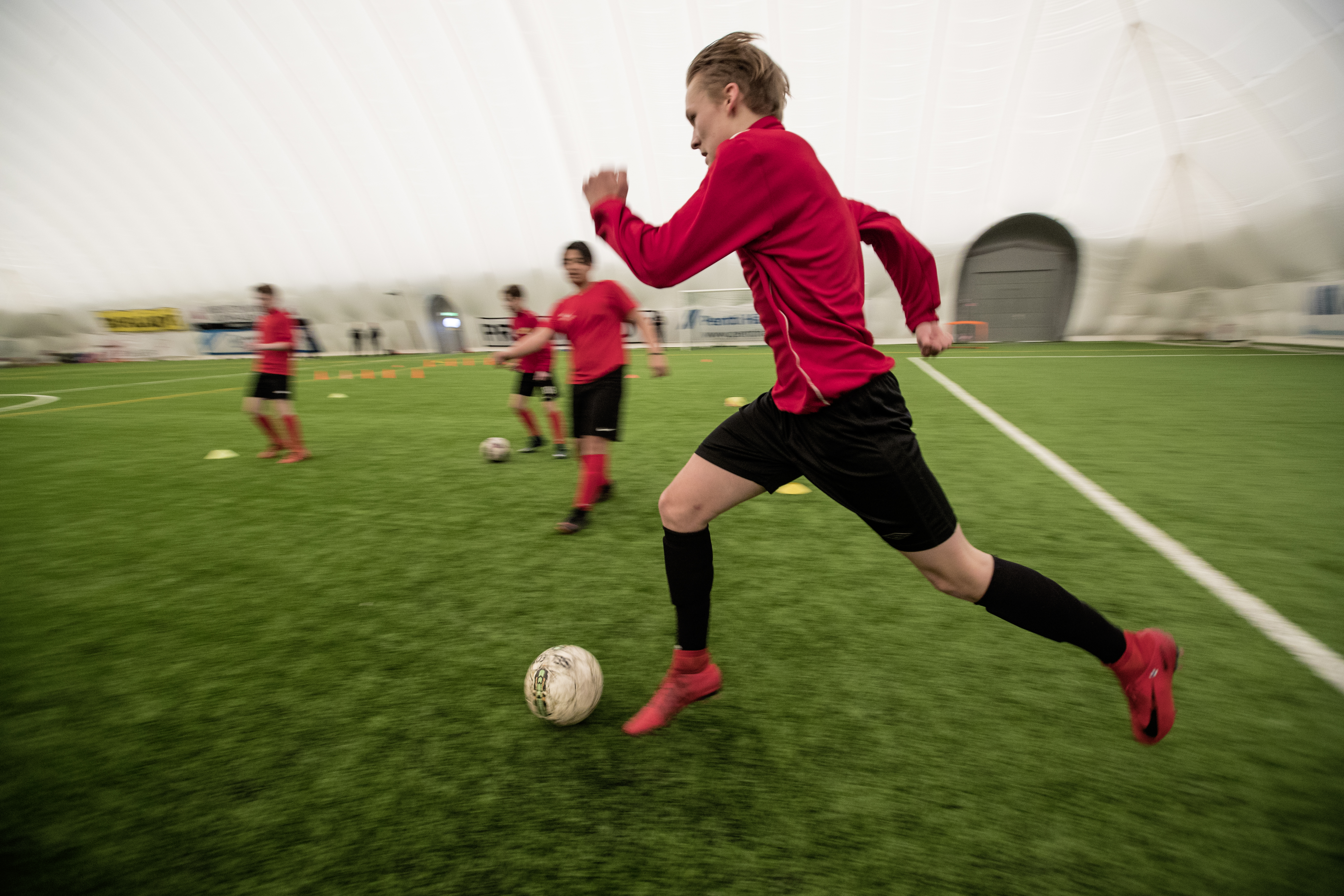 FC Raahen akatemia harjoittelee kuplahallissa.