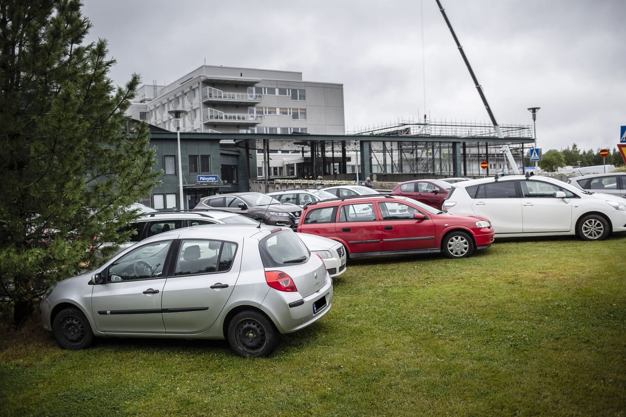 Katalysaattoreita viedään pysäköidyistä autoista jopa päiväsaikaan. Kuvituskuva arkistosta.