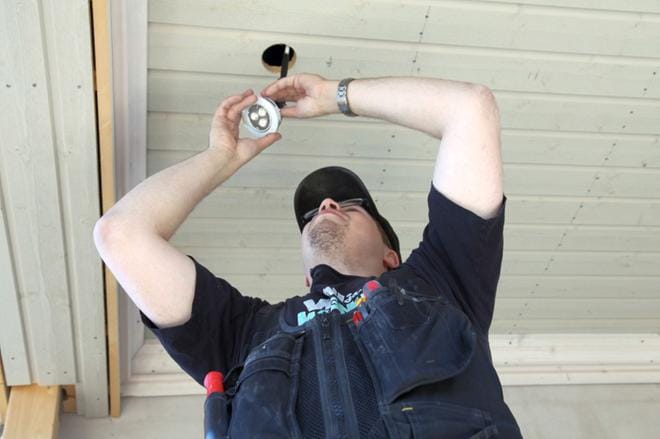 Sähkötyöt vaativat melkoista ammattitaitoa ja ilman koulutusta töitä ei edes saa tahdä. KUVA: KUVITUSKUVA.