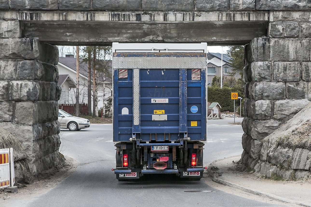 Näin ahdas sillan kulkuaukko on nyt. Uudistustöiden myötä Posiontien sillan alikulkukorkeus nousee 4,2 metristä 4,8 metriin. Myös ajotie levenee siten, että jatkossa raskaat ajoneuvot ja henkilöautot mahtuvat kulkemaan sillan ali yhtä aikaa ongelmitta.