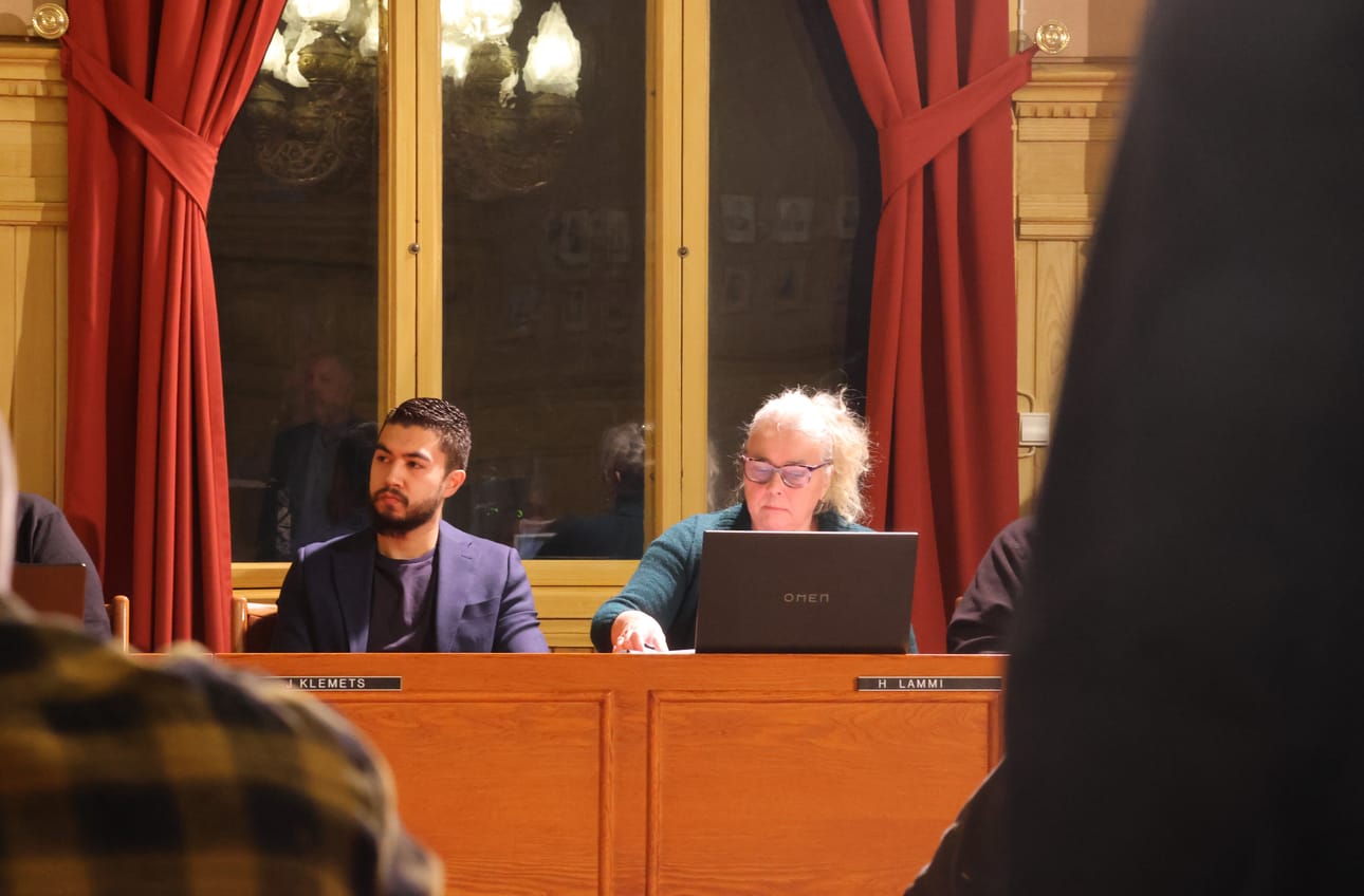 SPD:n James Klemets ja Hannele Lammi Kaskisten kaupunginvaltuustossa maanantai-iltana.