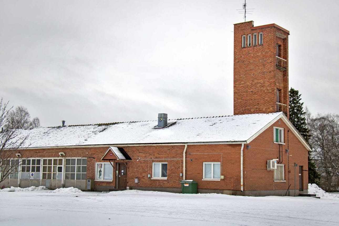 Punatiilinen paloasema nousi rantatorin laitaan vuonna 1942. Palolaitos muutti Pajuniityntielle 1995, minkä jälkeen tiloissa toimi nuorten työpaja vuosina 1995–2000. Nyt rakennuksessa pitävät pesää Rapapapat.