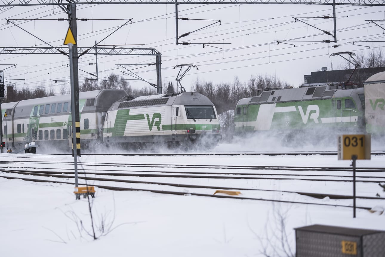 VR:n junaliikenne kulkee perjantai-iltana pahasti myöhässä.