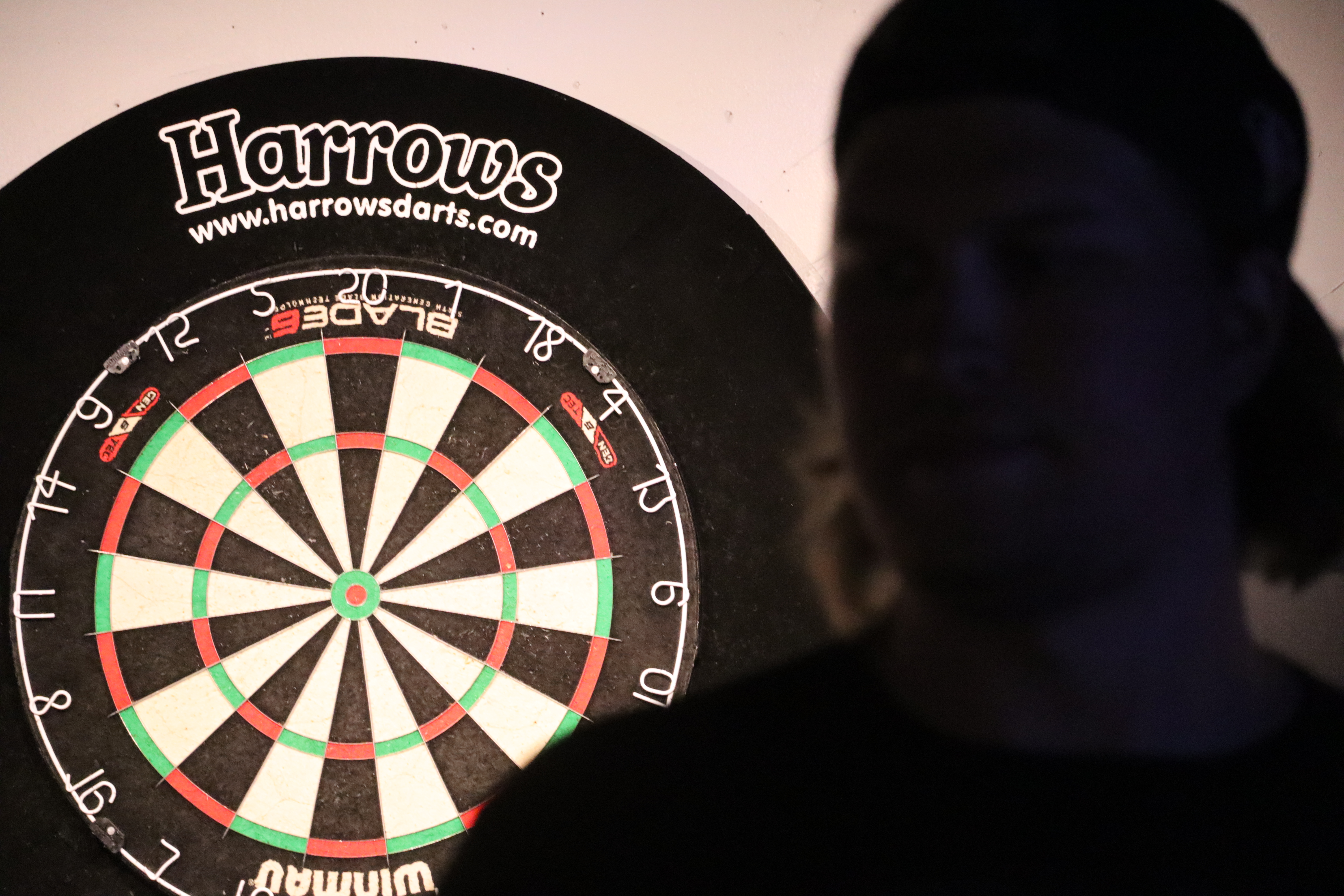 Kuusamo sai oman darts-seuran – sunnuntai-iltojen viikkokisat keräävät hyvin porukkaa