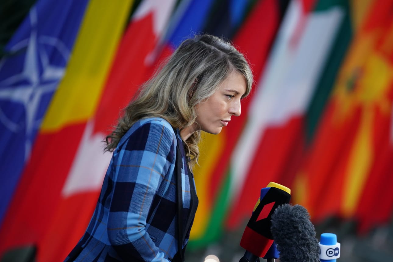 Kanadan Melanie Joly puhui Naton ulkoministerien kokouksessa Berliinissa sunnuntaina.