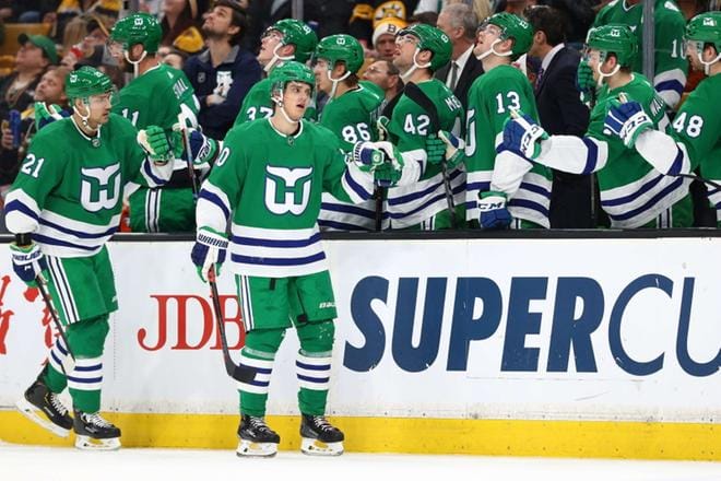 Sebastian Aho teki joukkueen avausmaalin ensimmäisessä erässä ja vei Hurricanesin 2–0-johtoon, kun toista erää oli pelattu reilu minuutti. LEHTIKUVA/AFP