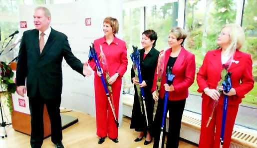Hihat heilumaan. SDP palkitsi vaalimainoksessaan esiintyvät naisministerit Tuula Haataisen, Tarja Filatovin, Sinikka Mönkäreen ja Leena Luhtasen ruusuilla ja kävelysauvoilla.