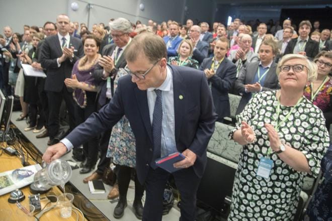 Keskustan puheenjohtaja Juha Sipilä ja kansanedustaja Anu Vehviläinen puoluevaltuuston kokouksessa Riihimäellä.