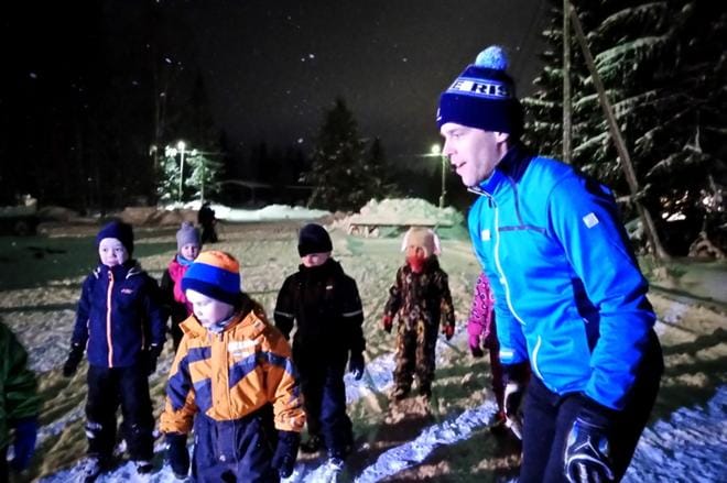 Kalle Lassila sai lapset liikkumaan suksilla jalkapallonkin perässä Vimpelin Vatpakalla. KUVAT: MIIANELLA HERRALA
