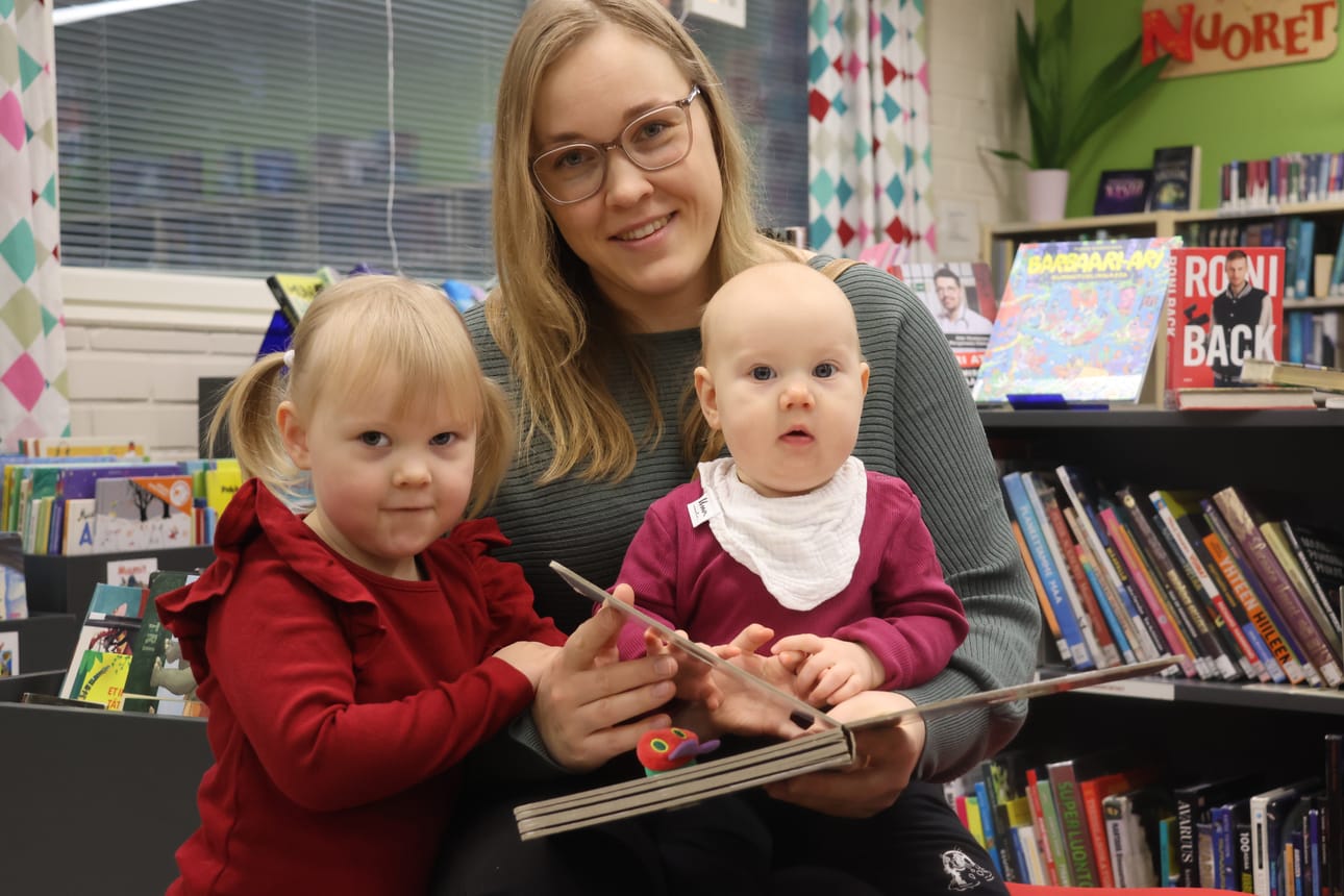 Henna Sahakoski kertoo, että Aada-tytär (vas.) lainaa usein kirjoja myös pikkusisko Almalle (oik.) ja isosisko Iidalle, jos tämä ei pääse koulun vuoksi kirjastoon. Aadaa itseään kiinnostaa erityisesti Pipsa possu -sarja ja konekirjat, etenkin isot työkoneet.