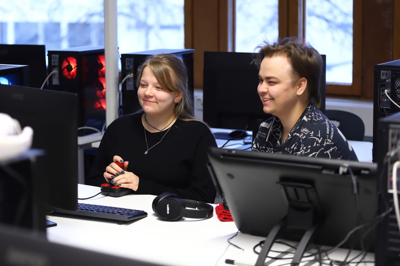 Rautaruukille sijoittuvaa tasohyppelypeliä pelataan retrolla joystickillä. Anni Martin on ollut tekemässä tasohyppelypeliä ja Ossi Laitinen taas ruorilla ohjattavaa laivapeliä.