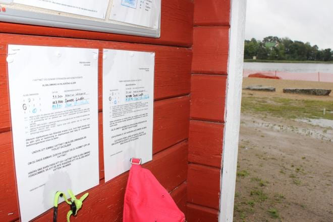 Kristiinan Hiekkasärkällä on ilmoitus uimaveden laadusta. Viimeisin tarkastus oli tänään ja vedessä todettiin olevan runsaasti sinilevää. KUVA: MINNA ZILLIACUS