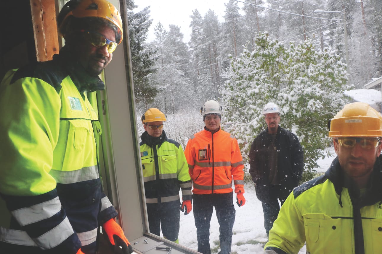 Polyuretaania on pursotettava varovaisesti, ettei sitä mene liikaa. Oulun aikuiskoulutuskeskuksen ohjaaja Kari Holappa huom aa, että William Kabeza osaa niksit.