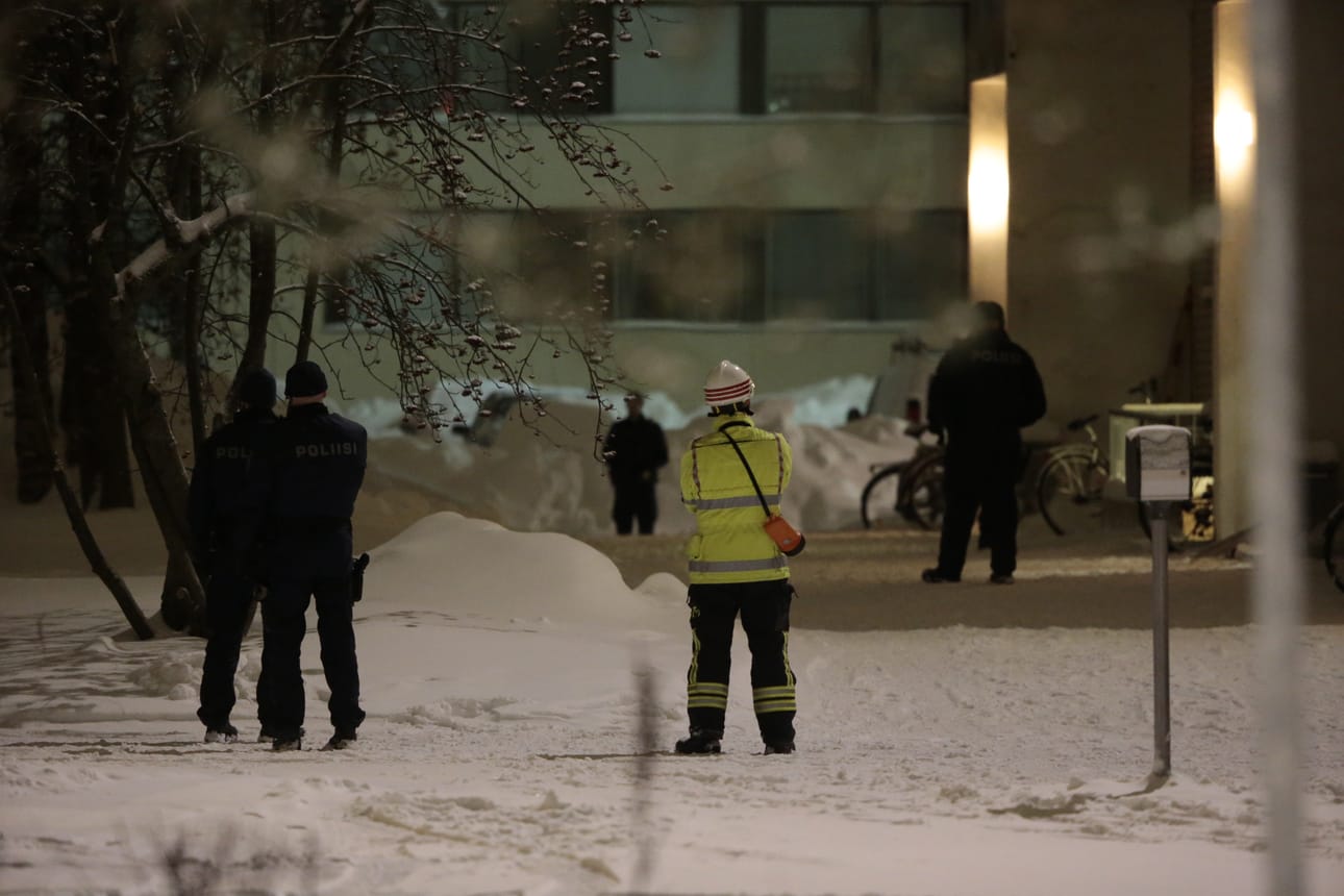 Poliisi rynnäköi myöhään keskiviikkoiltana Myllyojalla sijaitsevaan asuntoon. Rynnäkön yhteydessä kirvessurmista epäiltyä miestä ammuttiin kuolettavasti.