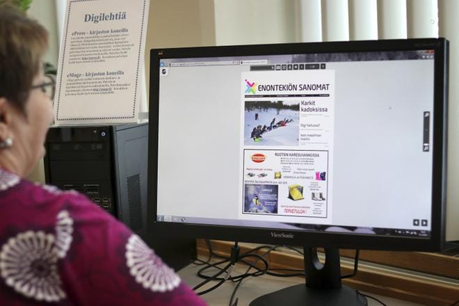Kirjastotoimenjohtaja Tarja Kyrönlahti kertoo, että Alajärven ja Vimpelin kirjastojen lehtien lukutilassa on tietokoneet, joilla pääsee käsiksi lehtiin, joita ei paperisena kirjastoon tule. Kuva: Johanna Kataja