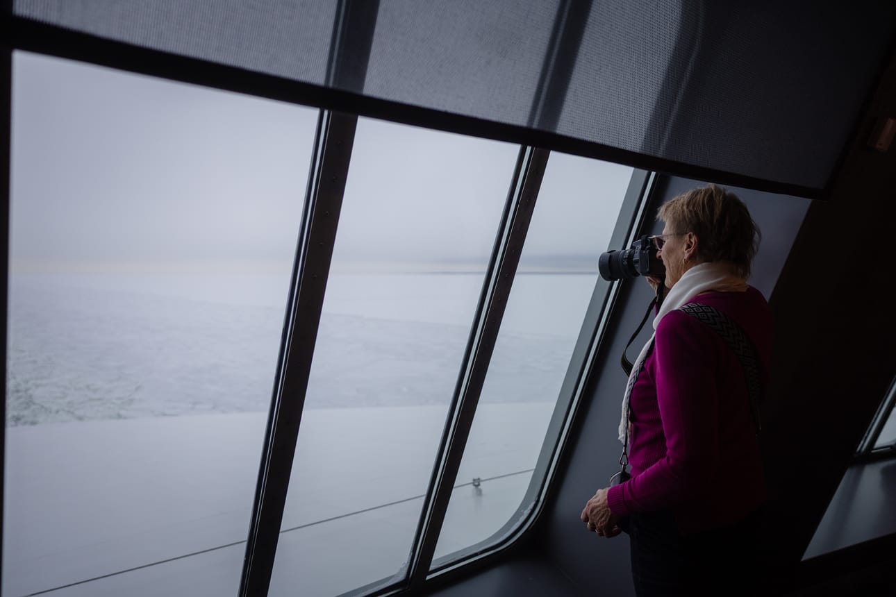 Evelin Muller ottaa kuvia, kun matka alkaa kohti Uumajaa helmikuisena tiistaina. Hän ja aviomies Manfred asuvat Hampurin ja Lyypekin välissä Pohjois-Saksassa.