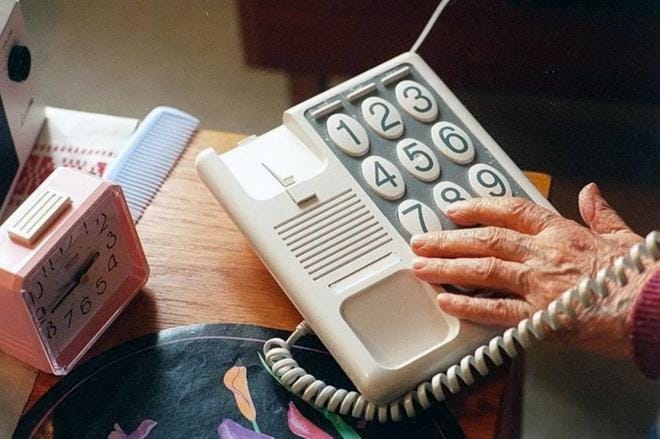 Yli 70-vuotiaille soitellaan Kaksineuvoisen asiakasohjausyksiköstä. – Mahdollisuuksien mukaan tuttu ihminen pirauttaa, palvelupäällikkö Marita Neiro sanoo.