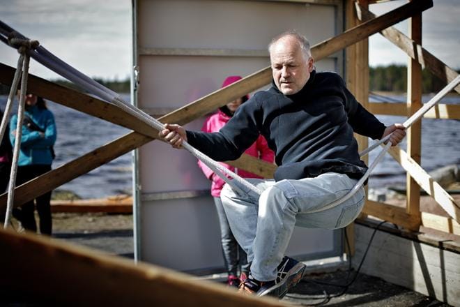 Kyrkösjärven melontakeskuksessa otetaan käyttöön maan ensimmäinen kiinteä Greenland Ropes -teline. Jöns Aschan näyttää, millaisia liikkeitä siinä voidaan harjoitella. KUVAT: TOMI KOSONEN