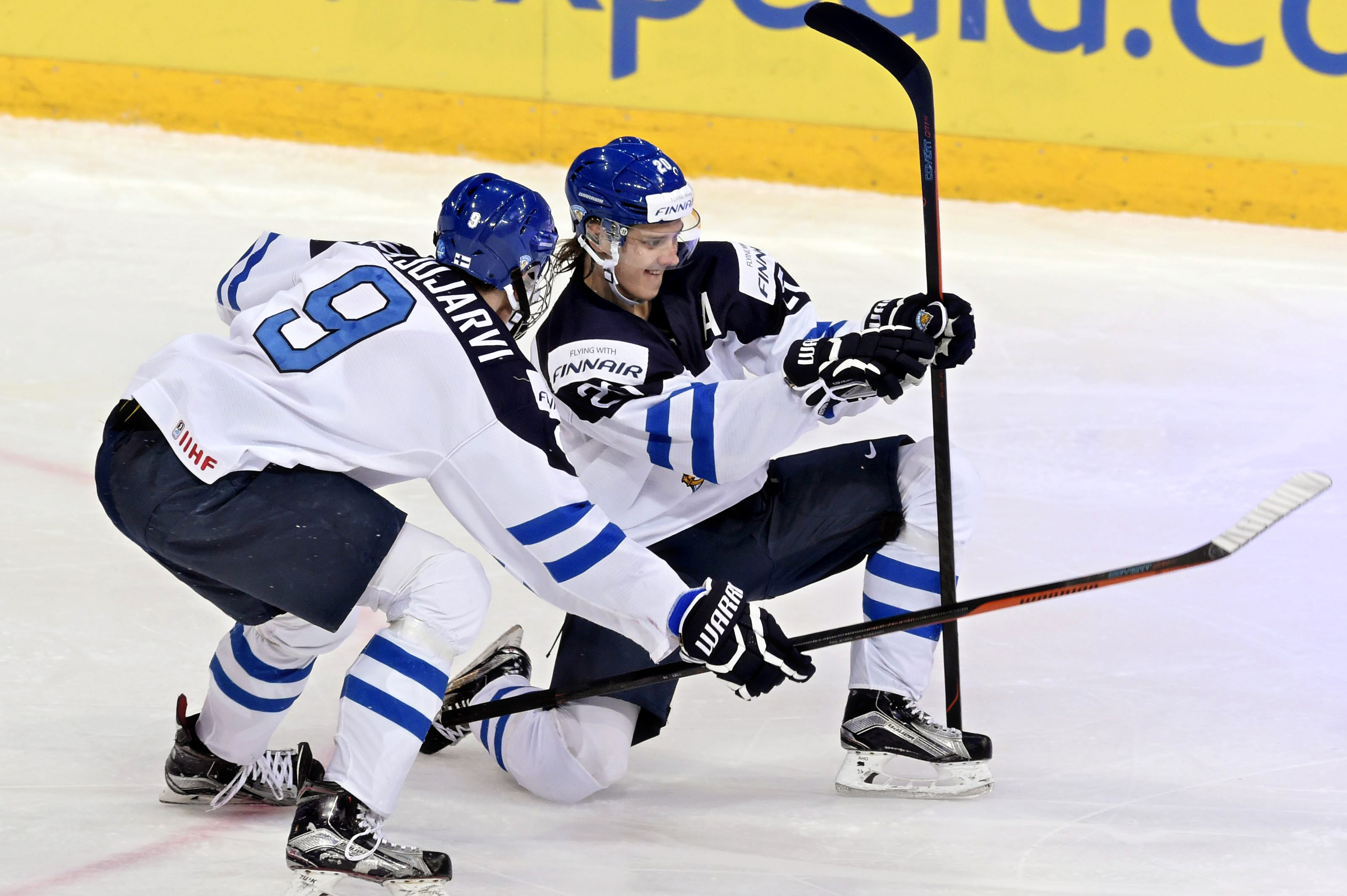 Jesse Puljujärvi ja Sebastian Aho juhlivat Ahon tekemää 2-2-tasoitusta. 