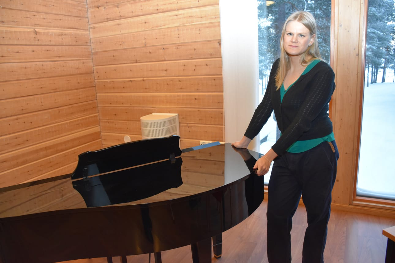 Ainon vuoro -musiikkinäytelmä on esitys ihmisestä. Käyn musiikin avulla läpi hahmon, Aino Sibeliuksen, elämää, näyttelijä Katariina Lantto kuvailee näytelmäänsä tulevassa esiintymispaikassa Himmerkin Joutsensalissa.