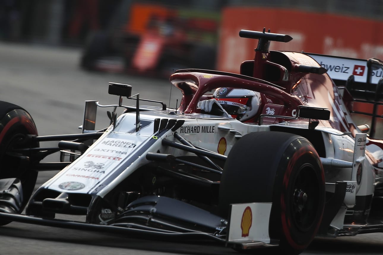 Kimi Räikkösen kisa tyssäsi kolariin Singaporessa.