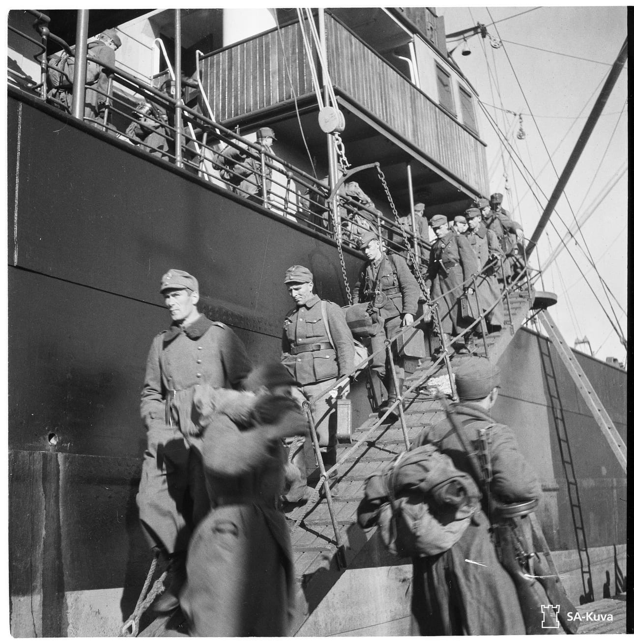 Tornioon siirrettyjä joukkoja puretaan laivasta 3. lokakuuta 1944. Tornion maihinnousu käynnisti Lapin sodan kovat taistelut. Torniossa kuoli noin 450 suomalaissotilasta.