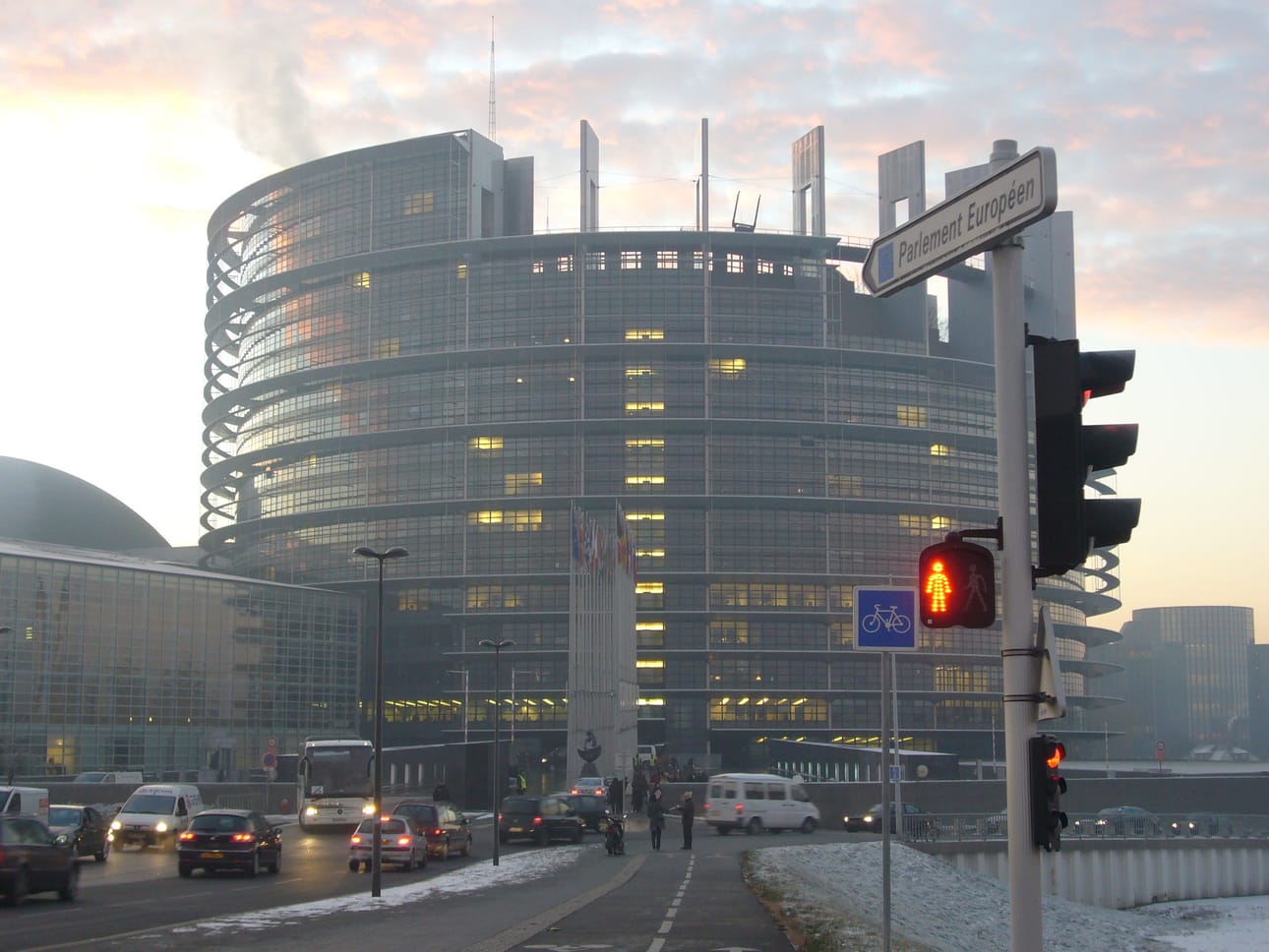 Europarlamenttiin valitut työskentelevät Belgiassa Brysselissä ja Ranskan Strasbourgissa, josta kuvan Euroopan parlamentin päärakennus.