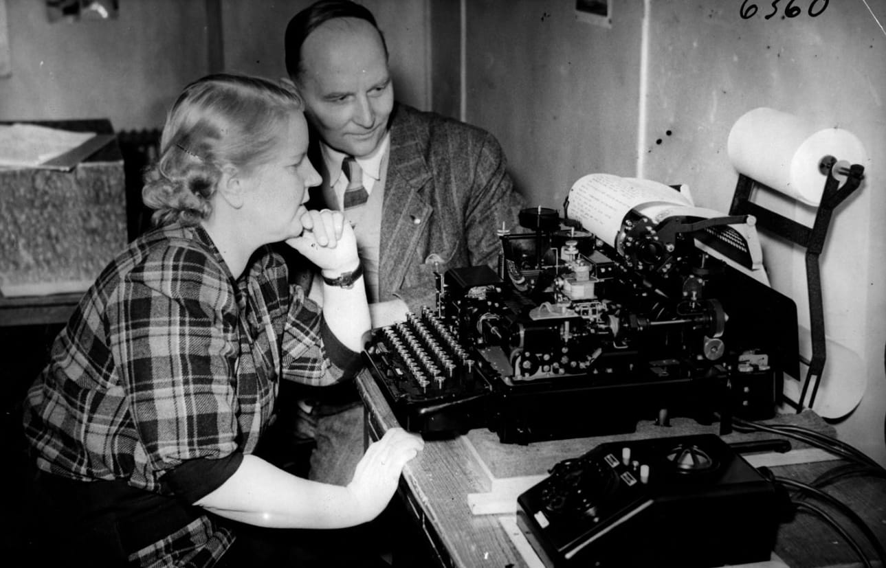 1952 Helsingin olympiakisojen lähestyessä Kalevaan hankittiin telex- eli kaukokirjoitin. Se oli silloista tekniikan huippua.