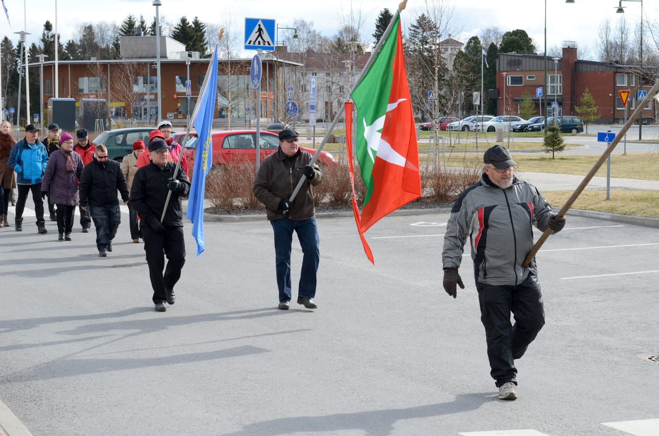 Limingan Vasemmisto ei halua, että pakkolunastuksella uhkaillaan Limingassa. Kuva Vasemmiston vappumarssilta vuodelta 2014.