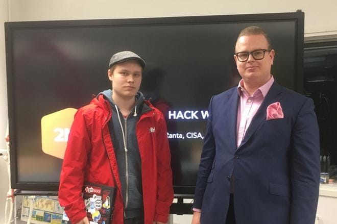 Espoolainen Niklas Halonen palkittiin löydöstään. Vierellä Second Nature Securityn teknologiajohtaja Juho Ranta. KUVA: Second Nature Security