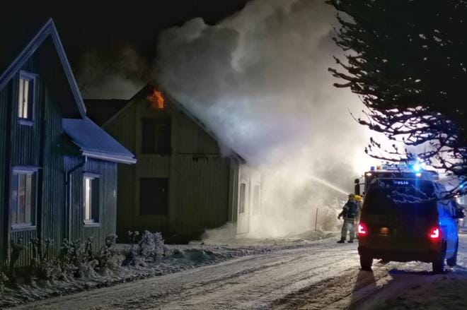 Vapaa-ajanasunnon paloa jouduttiin sammuttamaan useaan kertaan. LUKIJAN KUVA: MIKA VARTIAINEN
