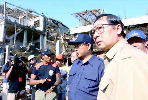 Laaja tuho. Indonesian turismiministeri Gede Ardita tututustui räjähdyspaikkoihin Kuta Beachilla Balilla.