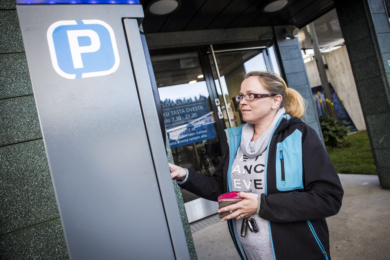 Vauvojensa luo kiiruhtava Johanna Karjalainen ei ole vakuuttunut pysäköintiautomaatin käyttöliittymästä: lipukkeen osto onnistuu vasta toisella yrittämällä.
