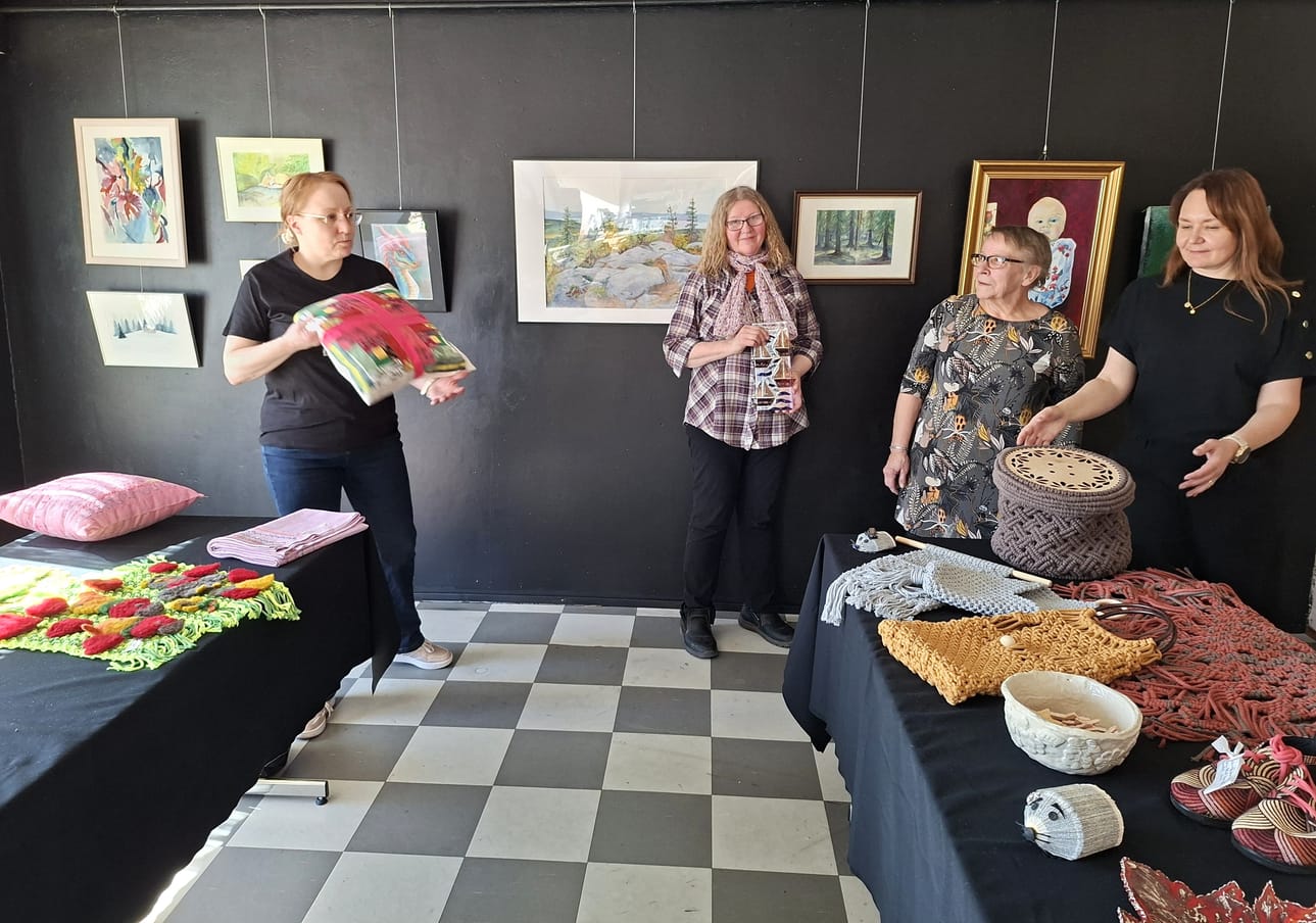 Näyttelyä olivat maanantaina kokoamassa kulttuurituottaja Tiina Luokkanen (vas.), kansalaisopistossa opettajana toimiva Aini Vääräniemi, opintosihteeri Aira Tauriainen ja rehtori Kati Koivukangas (oik.).
