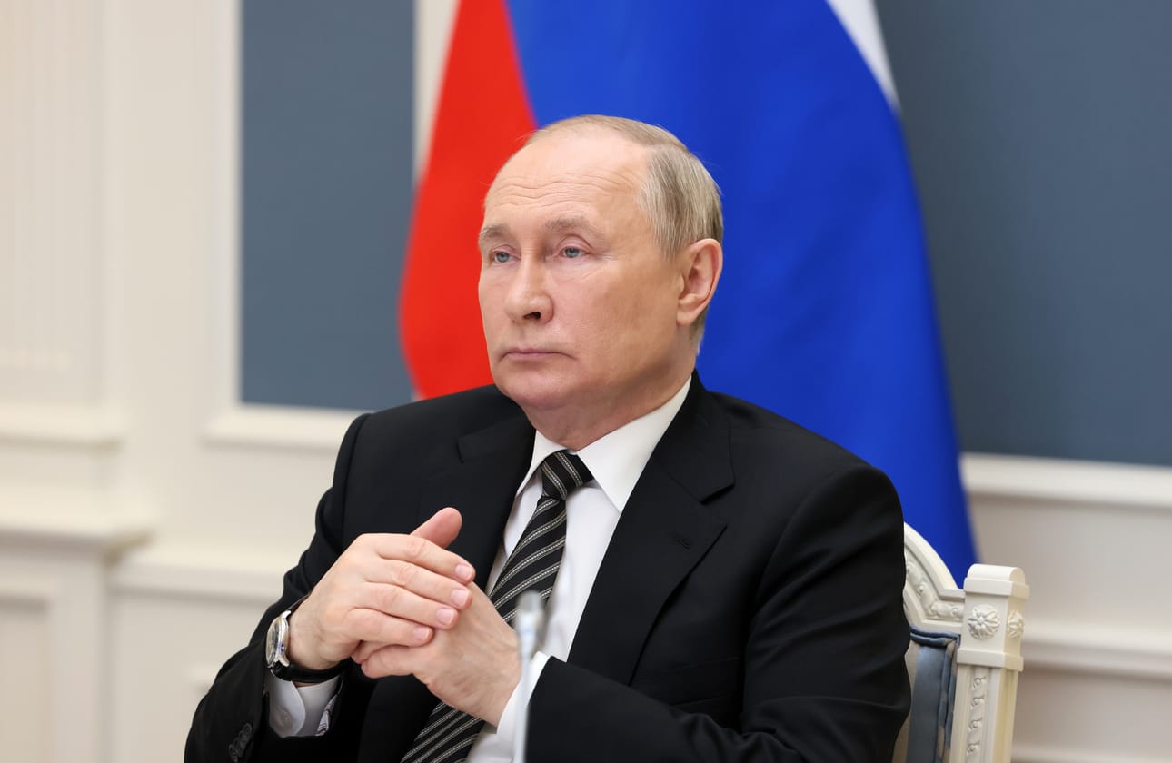 Vladimir Putin ei julistanut Venäjän sotaa Ukrainassa alkaneeksi. Todennäköiseltä ei myöskään näytä, että sota loppuisi perinteiseen rauhansopimukseen. Kreml välitti kuvan Putinista osallistumassa Euraasian talouskokoukseen perjantaina kokoonpanossa, jonka puheenjohtajana oli Kirgisia.