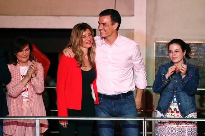 Espanjan pääministeri Pedro Sanchez ja vaimonsa Begona Gomez tervehtivät kannattajiaan Madridissa voiton varmistuttua sunnuntain parlamenttivaaleissa. KUVA: JuanJo Martin