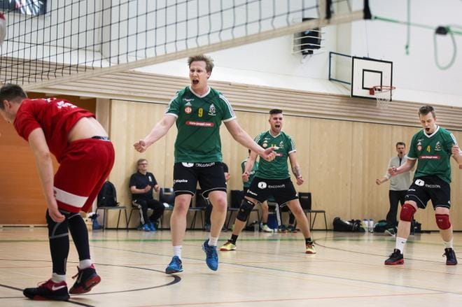 Etualalla tuulettaa otteluvoittoa Kiiston passari Niklas Sirén, taustalla Jani Peussa ja Aleksi Mansikka-aho. Kuva: Jarno Pellinen