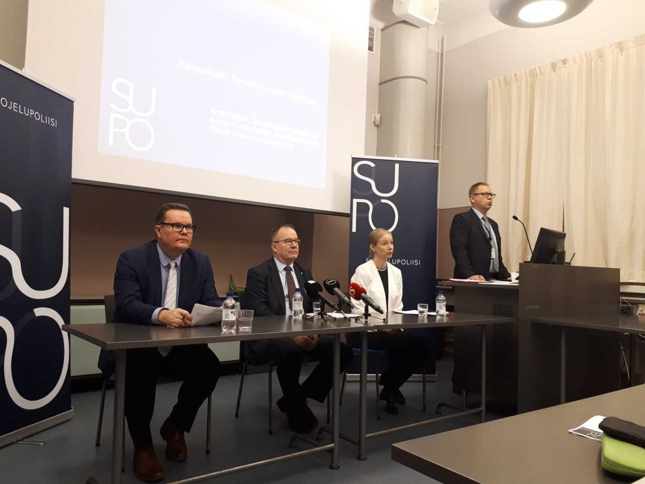 Suojelupoliisi piti maanantaina tiedotustilaisuuden kansallisesta turvallisuustilanteesta Helsingissä. Kuvassa vasemmalta lähtien Supon apulaispäällikkö Seppo Ruotsalainen, päällikkö Antti Pelttari, erikoistutkija Saana Nilsson ja viestintäpäällikkö Jyri Rantala.