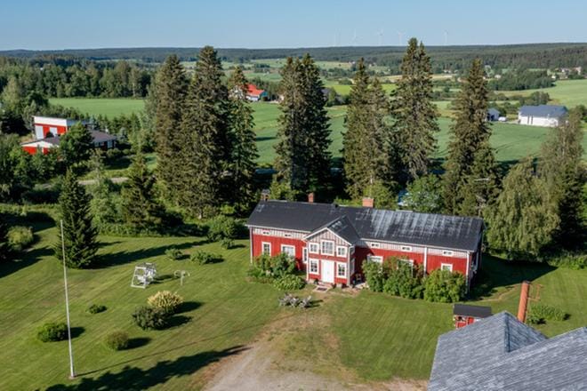 Yli-Korhosen maalaistalo on ollut Hyypänjokilaaksossa jo 1800-luvulta saakka. Taustalla näkyy 2000-luvulla rakennettuja omakotitaloja. KUVAT: ELENA MIKKILÄ