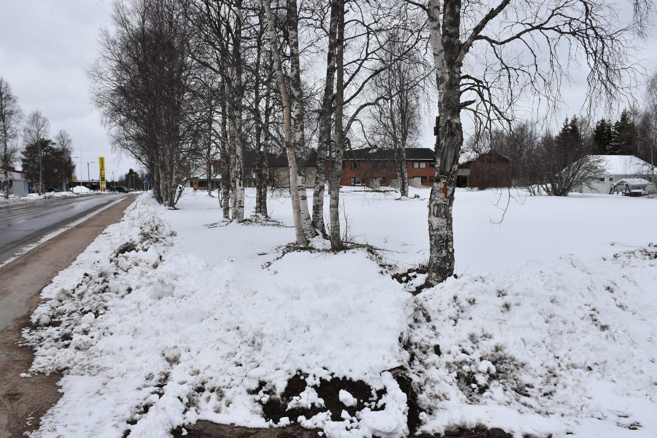 Posion keskustaan suunniteltua liikerakennusta ei aleta rakentamaan ainakaan vielä ensi kesänä. Liikerakennuksen tontti on Posiontien varressa, kuvassa etualalla koivujen takana. Taustalla Posion Osuuspankin liikerakennus, asuinrivitalot sekä Pikkutori.