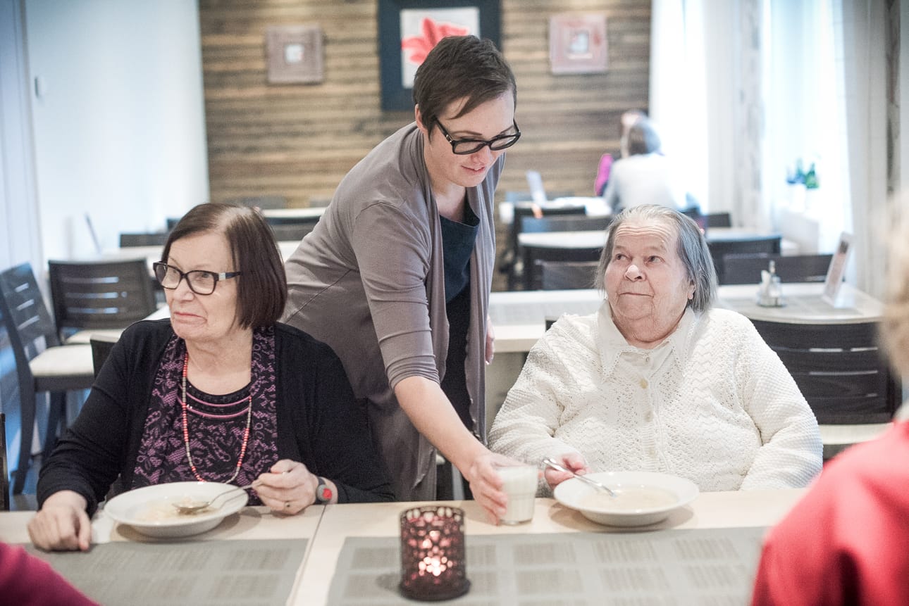 Koillissanomat vei Hiltantuvan asukkaita syömään ja oli apuna käytännön asioissa. Jenny Halvari auttamassa Leila Malmströmiä ja Salli Nevalaa.