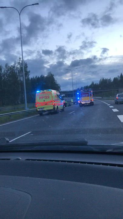 Lukija kuvasi onnettomuuspaikan raivaustöitä Pohjantiellä