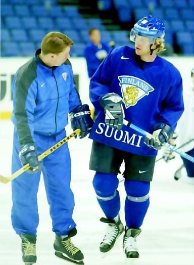 Ohjeita. Valmentaja Jari Kurri neuvoo puolustaja Janne Niinimaata.