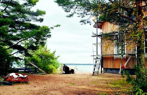 Maisema uusiksi. Säikkärannalle valmistuvan kesäasunnon ikkunoista avautuu nyt meri. Jos saari rakennettaisiin, talon edessä nousisivat aaltojen sijasta pienkerrostalot tai rivitalot.