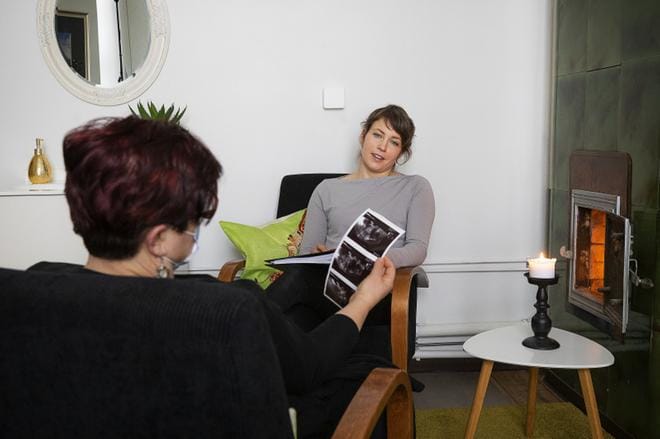 Naistentautien ja synnytysten erikoislääkäri Emilia Klankin mielestä PMS-oireita ei ole syytä vähätellä, koska niiden vaikutus elämänlaatuun voi olla suuri. Erityisesti ruuhkavuosien keskellä on tärkeää huolehtia itsestään. KUVA: JARNO PELLINEN
