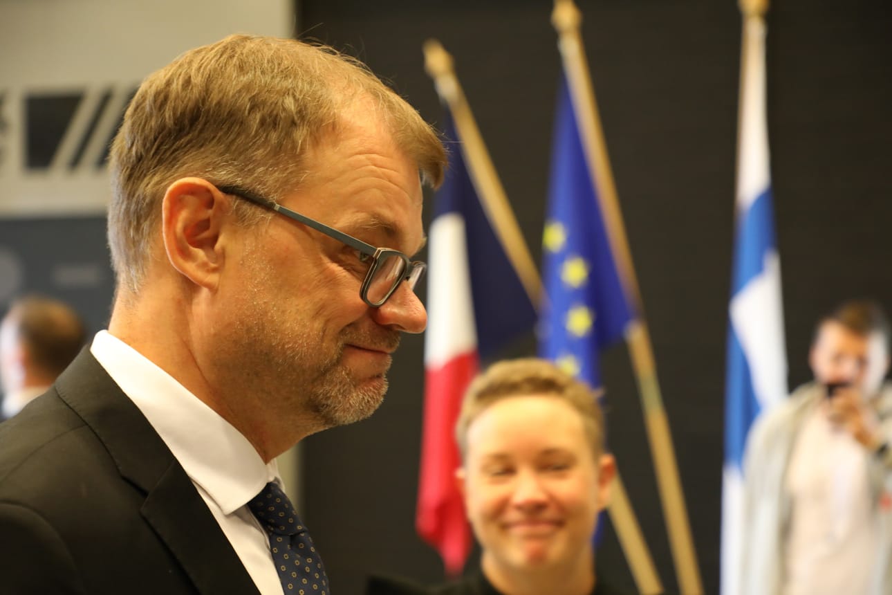 Pääministeri Sipilä kiersi opiskelijoiden joukossa Aalto-yliopistolla Otaniemessä ennen presidentti Macronin saapumista paikalle.