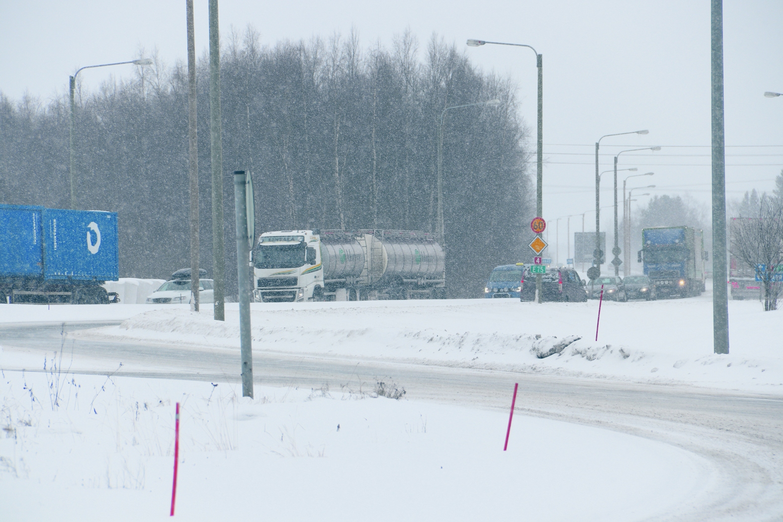 Liikenne Ala-Temmeksen suunnasta pohjoiseen ruuhkautuu.