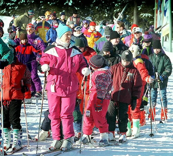 Hissijonossa piisasi porukkaa Iso-Syötteen hissijonossa vuonna 1997.